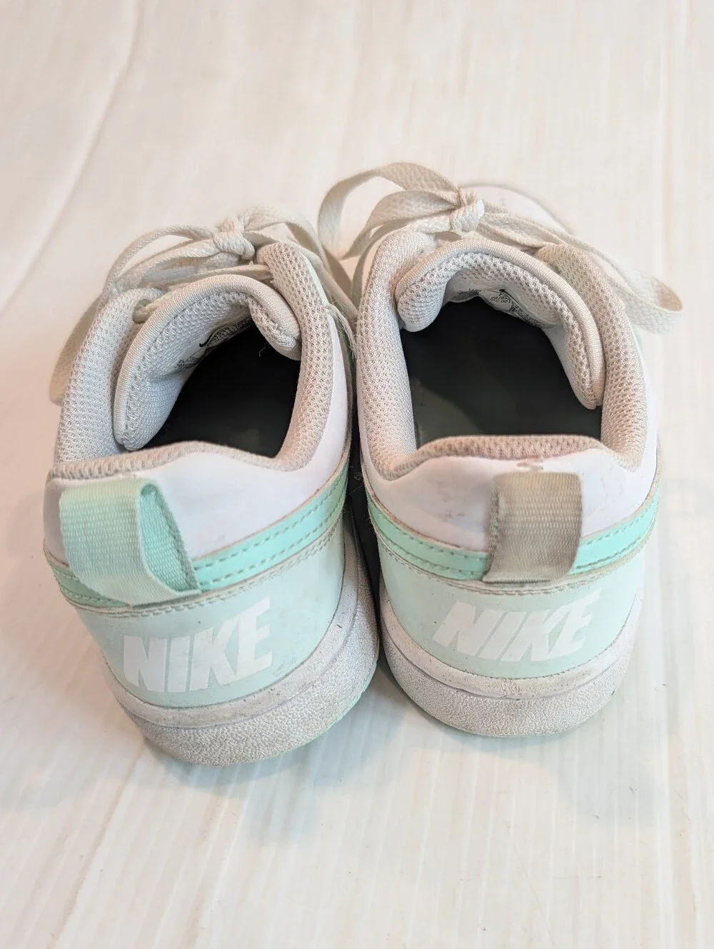 NIKE Low Top Sneakers in Mint & White Size 4 Youth